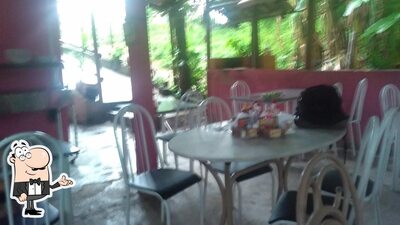 Sente em uma das mesas no Restaurante da Cida