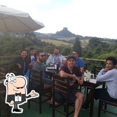 Sente em uma das mesas no Restaurante Cachoeira do Escorrega / Camping