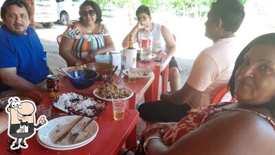 Sente em uma das mesas no Bar da Moita