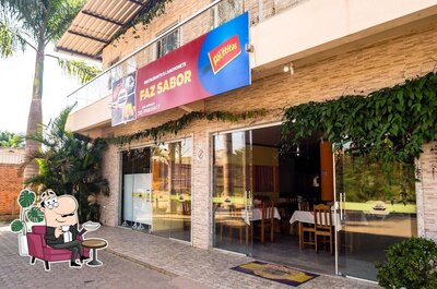 Sente em uma das mesas no Restaurante e Lanchonete Faz Sabor