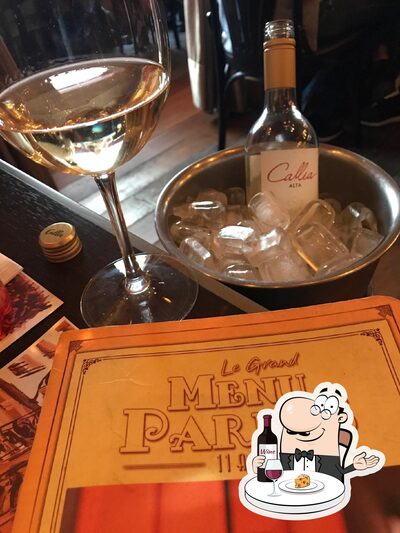 É agradável desfrutar uma taça de vinho no Paris 6
