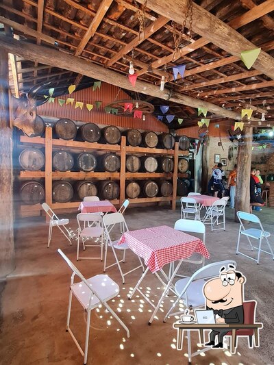 Sente em uma das mesas no Alambique Engenho Alambari
