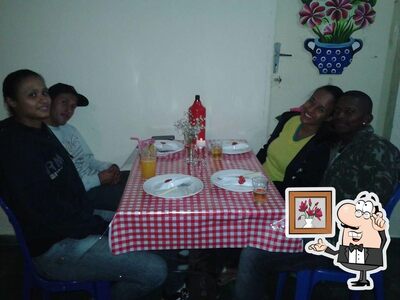 Sente em uma das mesas no Esquina 51