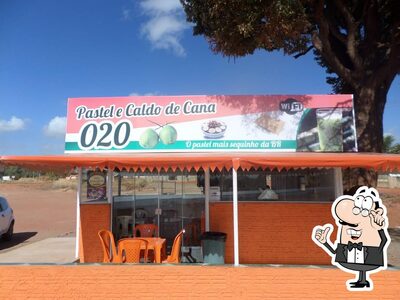 Sente em uma das mesas no Pastelaria 020