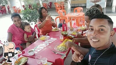 Sente em uma das mesas no Bar do peixe