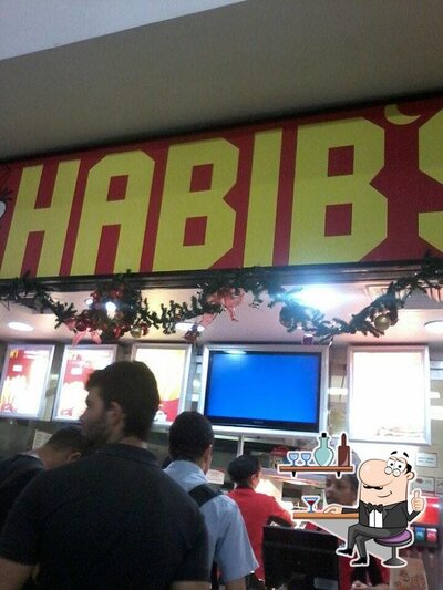Sente em uma das mesas no Habib's