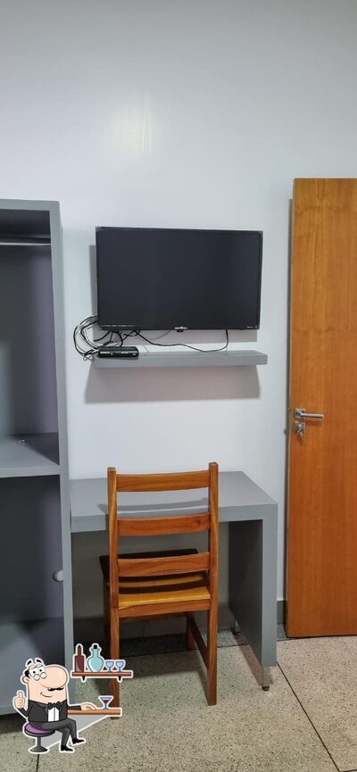 Sente em uma das mesas no Hotel e Restaurante Rio Verde