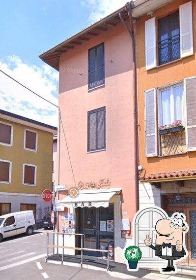 Curiosa tra gli esterni di Buone Feste Bar