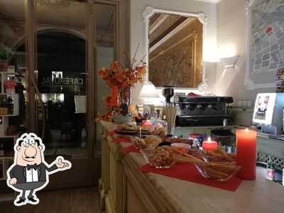 Dai un'occhiata agli interni di Café Royal