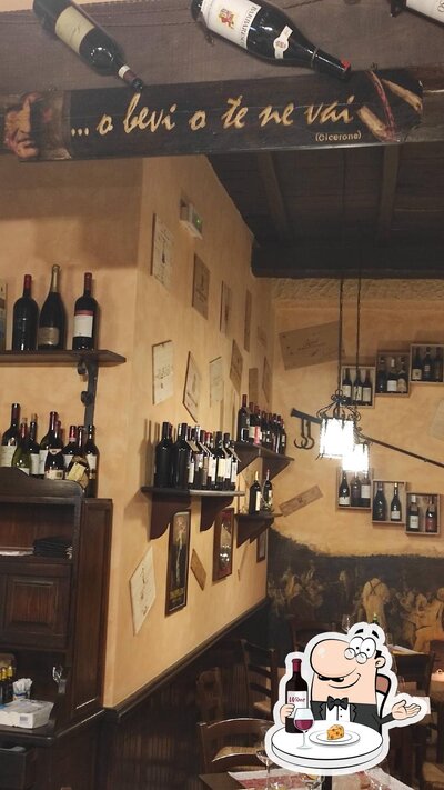 È gradevole bersi un bicchiere di vino al ristorante Enoteca Taverna U.v.a Club