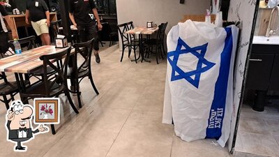 Installez-vous à l'une des tables de בית הפרגית ראש פינה