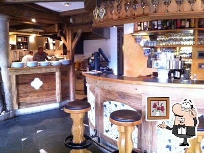 Siediti a un tavolo di Rustica Gasser