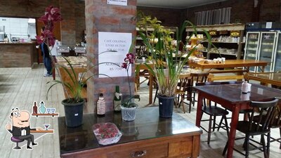 Sente em uma das mesas no Da Colina - Produtos Coloniais