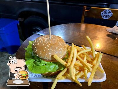 Delicie-se com um hambúrguer no Local Burger Food Truck