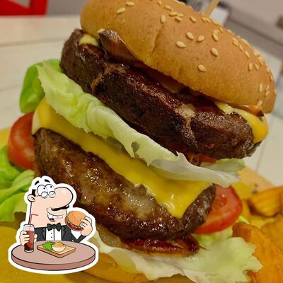 Ordina uno dei tipi di hamburger serviti al pub & bar Caffè Milano Riccione