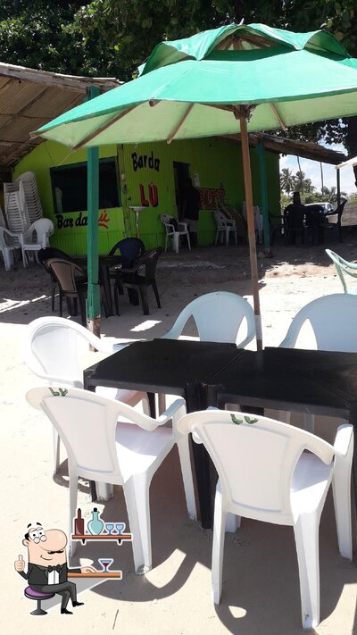 Sente em uma das mesas no Bar e Restaurante da Lu