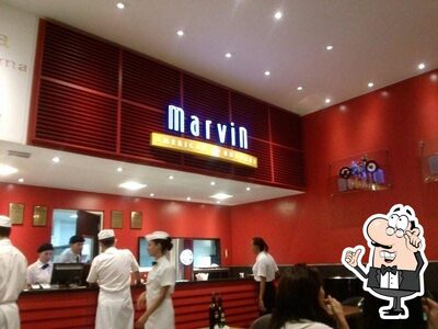 Sente em uma das mesas no Marvin