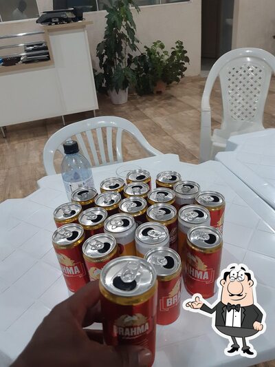 Sente em uma das mesas no Kássia Restaurante