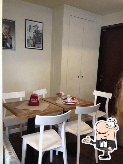 Dai un'occhiata agli interni di Negresco Bar