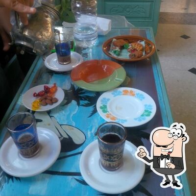 Installez-vous à l'une des tables de Café Rachidia