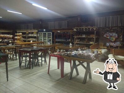 Sente em uma das mesas no Da Colina - Produtos Coloniais
