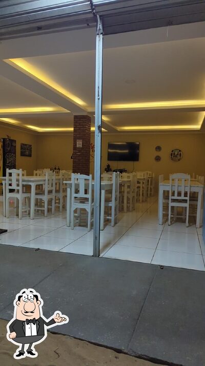Sente em uma das mesas no Restaurant Ariaco