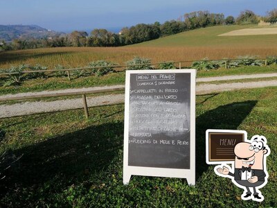 Ristorante Pizzeria BagnAcciuga Fano Pesaro offre un tableau affichant le menu