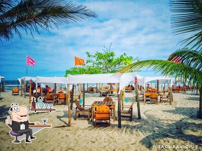 Sente em uma das mesas no Jura's - Quiosque e Camping