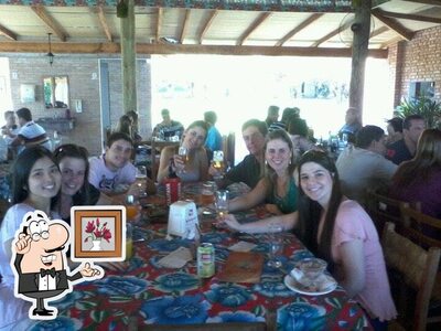 Sente em uma das mesas no Restaurante Frutos d'agua