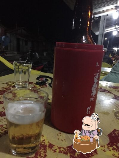 Desfute um copo de cerveja leve ou escura