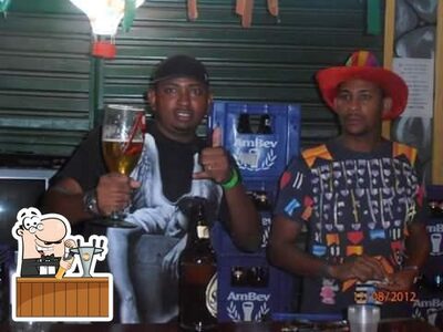 O barman no Esquina's Bar
