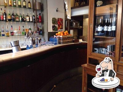 È gradevole godersi un bicchiere di vino al pub & bar Tai