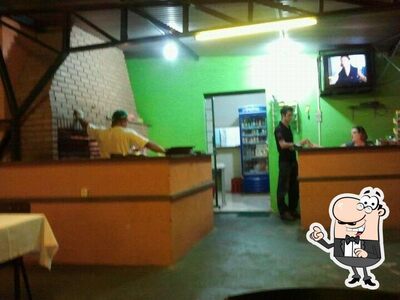 Sente em uma das mesas no Vaca Mole