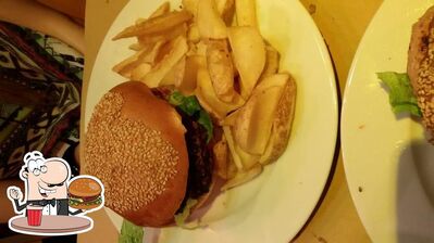 Ordina un hamburger al pub & bar Rik's Cafe Restaurant Roma