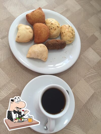 Platos en Café na mesa