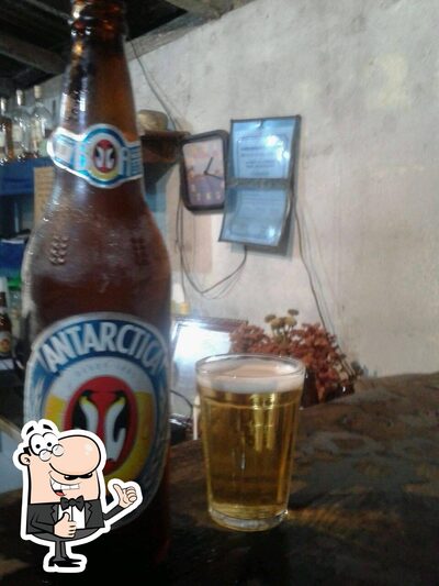 Pau de lenha serve um número de bebidas