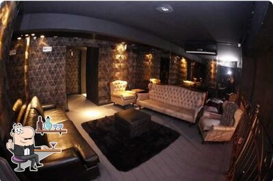 O interior do The Grand Beach Club