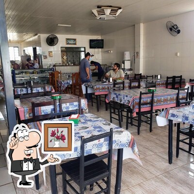 Sente em uma das mesas no Restaurante Dona Rosa em Tapinas