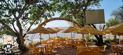 Sente em uma das mesas no Tony Lanches