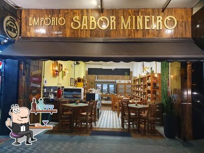 Sente em uma das mesas no Cafeteria e Empório Sabor Mineiro Poços de Caldas