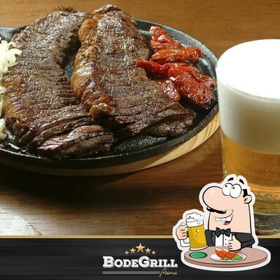 Desfute um copo de cerveja leve ou escura