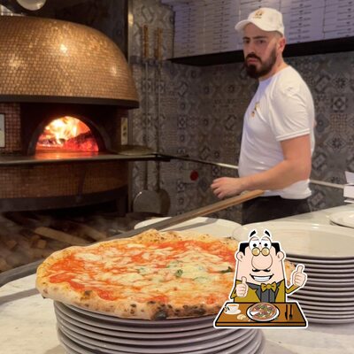 A L'Antica Pizzeria da Michele, puoi prenderti una bella pizza