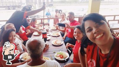 Sente em uma das mesas no Restaurante Rota 304
