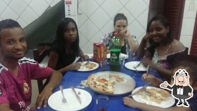 Sente em uma das mesas no Dilson pizzaria