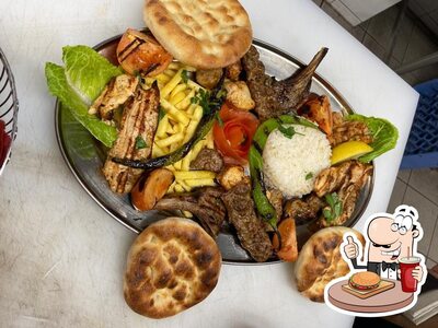 Prova un hamburger al ristorante Butterfly Restaurant