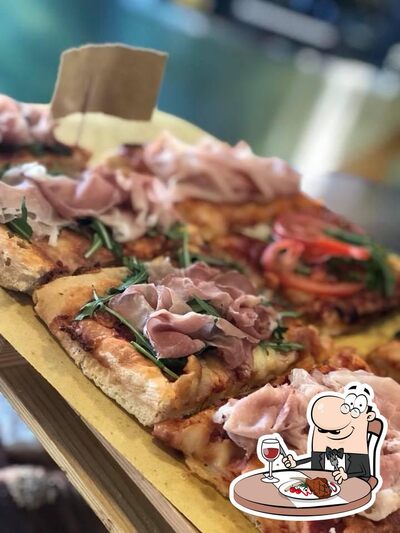 Piatti di carne vengono serviti al pub & bar Symon caffè