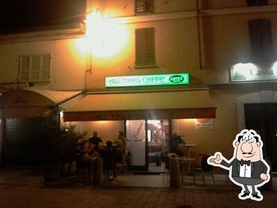 Dai un'occhiata agli interni di All Time Bar