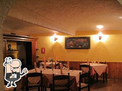 Siediti a un tavolo di Albergo Bar Ristorante La Pineta