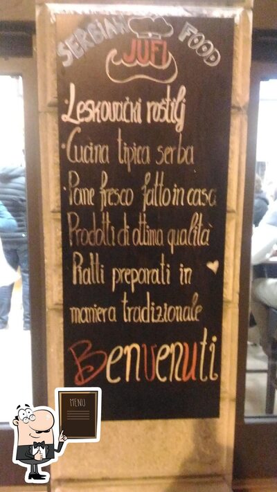 Jufi Fast Food offre il menu scritto su una lavagna