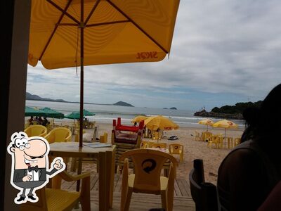 Sente em uma das mesas no Restaurante e Pousada Beira Mar
